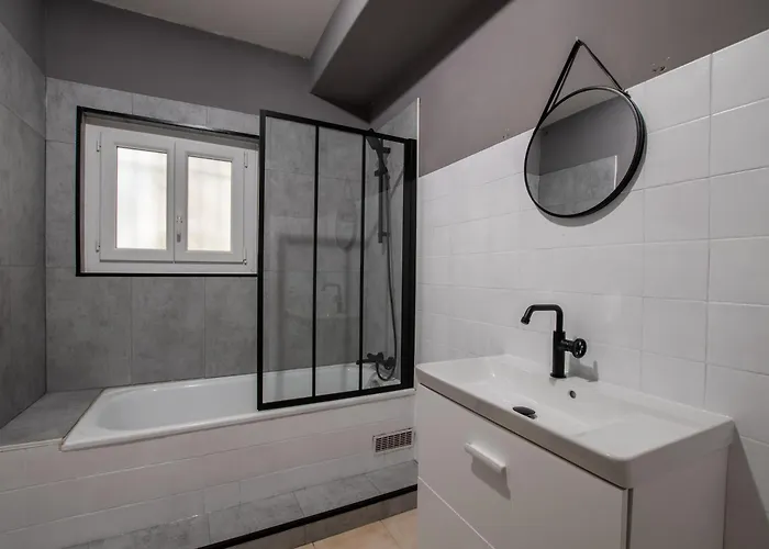 Maison Familiale A 2 Min A Pied De L'institut A Armand Calme Jeux Babyfoot Jacuzzi Proche Σπίτι διακοπών Saint-Laurent-dʼAigouze